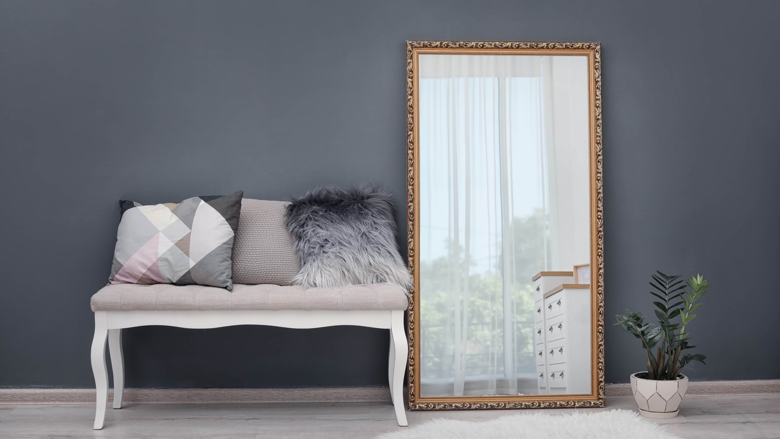 Cermin besar di kamar tidur