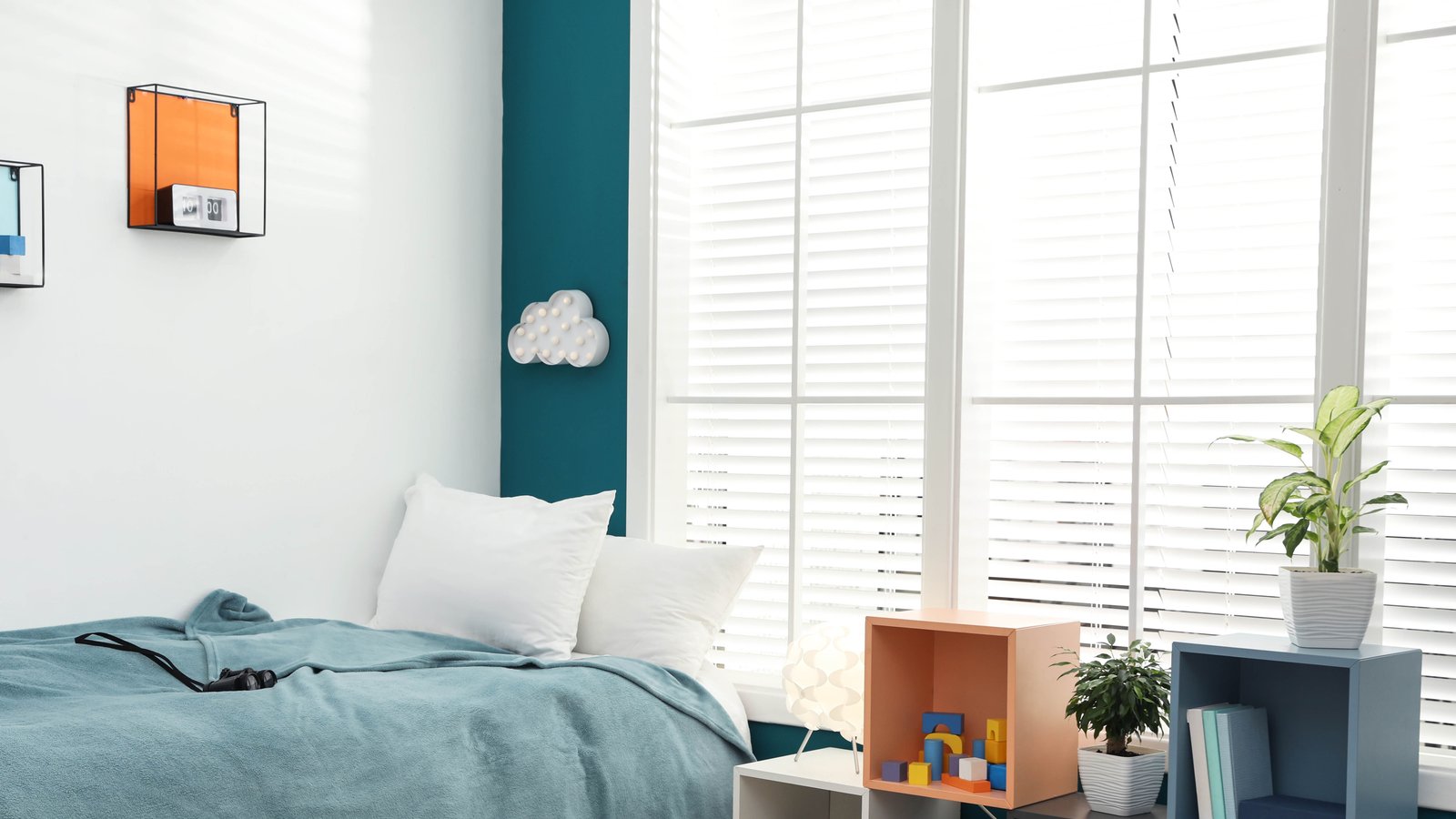 Tirai jendela di kamar tidur