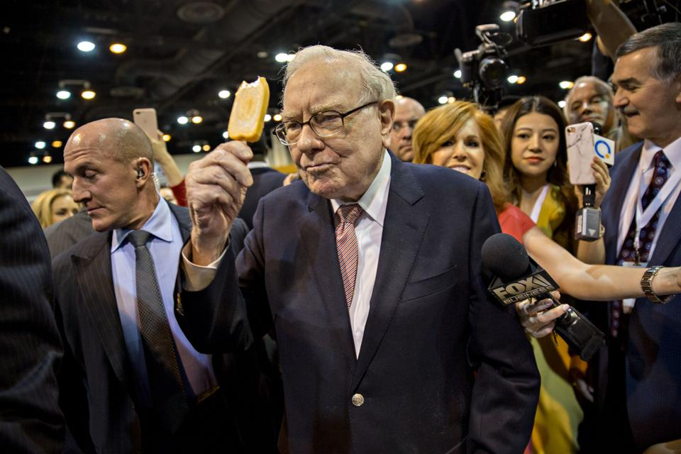Warren Buffet Menawarkan Bantuan di Tengah Krisis Perbankan