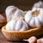 Bawang putih dalam mangkuk kayu