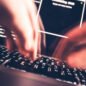 Seorang hacker mengetik dengan cepat di keyboard
