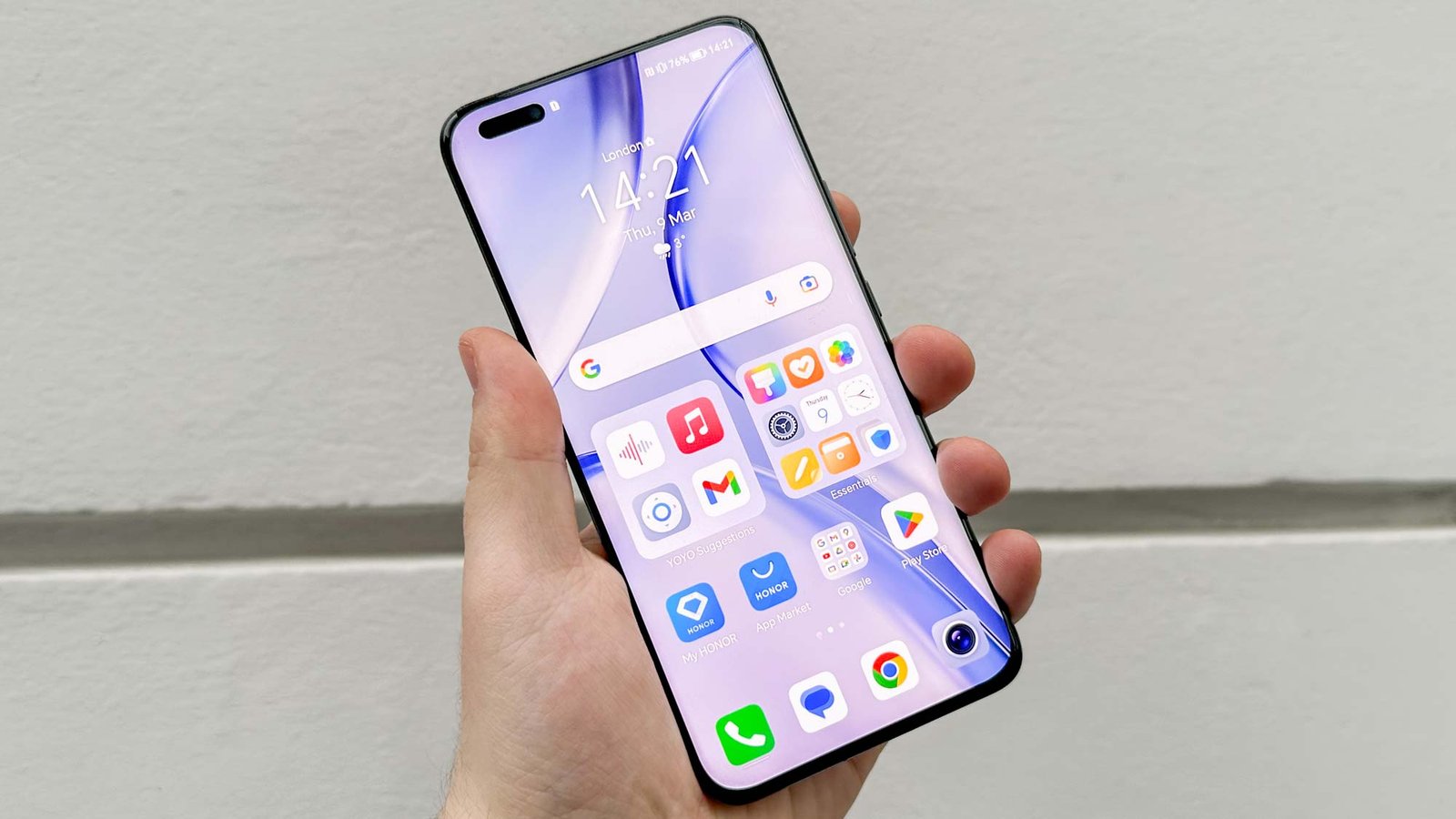 Honor Magic5 Pro, dari depan dengan layar menyala