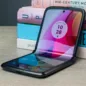 Motorola Razr (2022) medio plegado