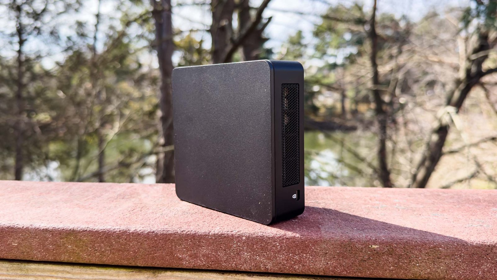 Intel NUC 12 Pro di luar meja