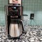De'Longhi TrueBrew di meja dapur